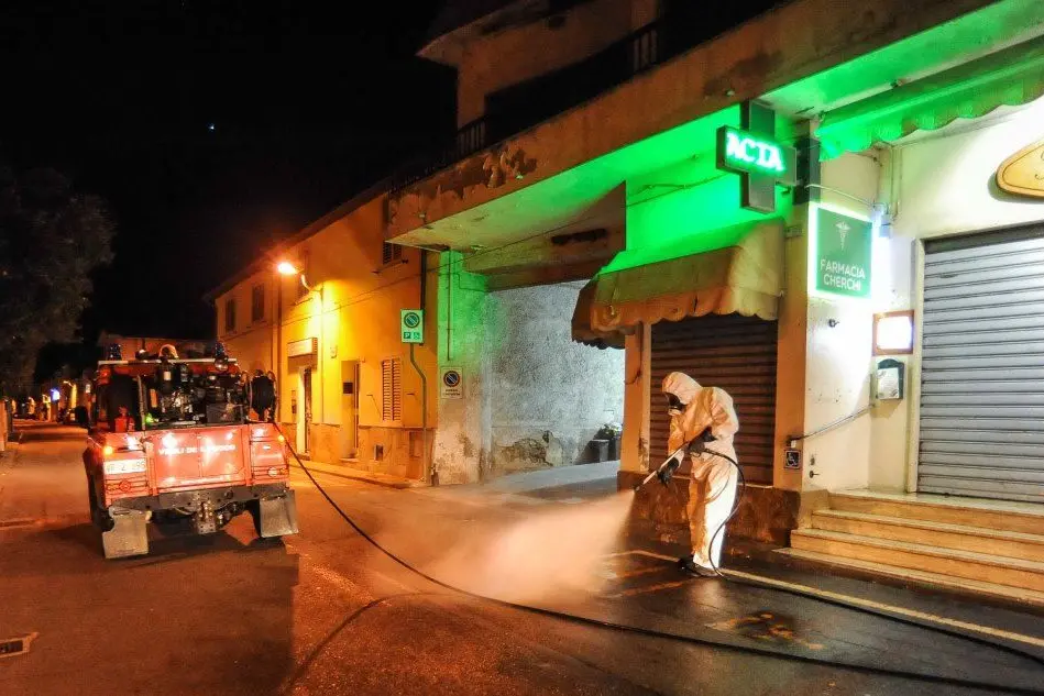 I vigili del fuoco di Iglesias impegnati nell'opera di sanificazione a Siliqua (foto L'Unione Sarda - Cucca)