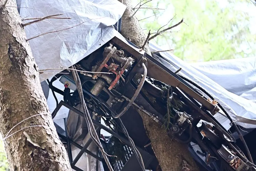 La cabina precipitata con il &quot;forchettone&quot; inserito, bene in evidenza (foto Ansa)