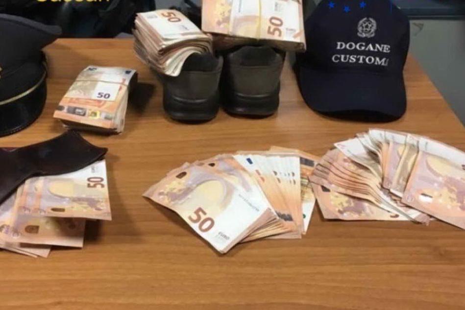 Nasconde 27mila euro nelle scarpe, fermato all'aeroporto di Alghero
