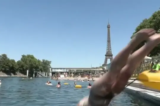 Caldo in Francia, a Parigi in fila per il bagno nella Senna