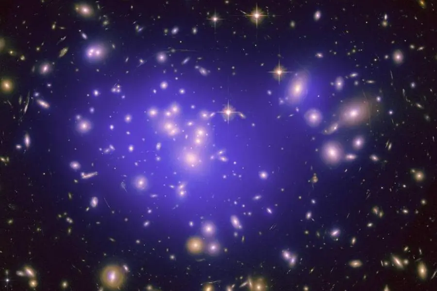 Evidenze di presenza di materia oscura nell'ammasso di galassie Abell 1689 (foto L'Unione Sarda)