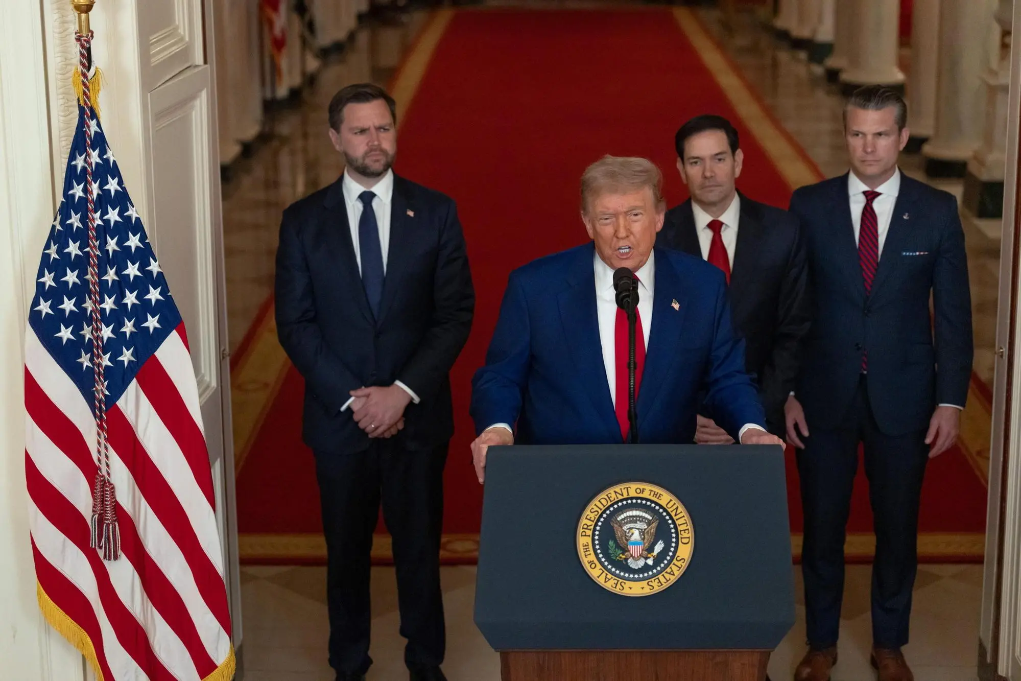 Trump con il Segretario alla DIfesa Hegseth, il suo vice Vance e il segretario di Stato Marco Rubio annunciano gli attacchi (Ansa-Epa)