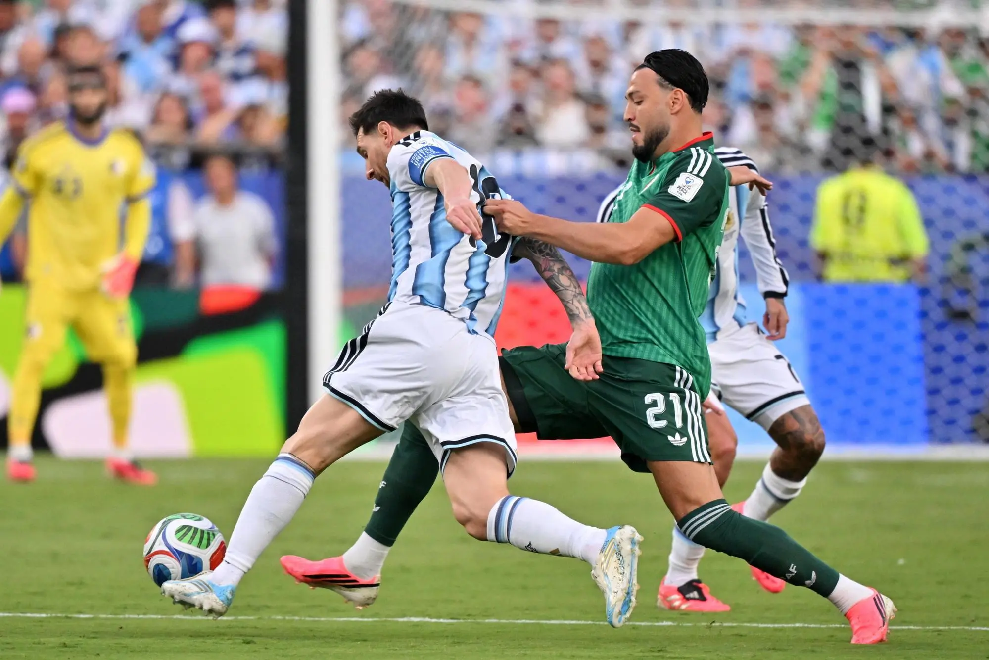 epaselect epa13042838 Lionel Messi of Argentina (L) in action against Ramy Bensebaini of Algeria (R) during the FIFA World Cup 2026 group stage match Argentina against Algeria, in Kansas City, Missouri, USA, 16 June 2026. EPA/AMY KONTRAS