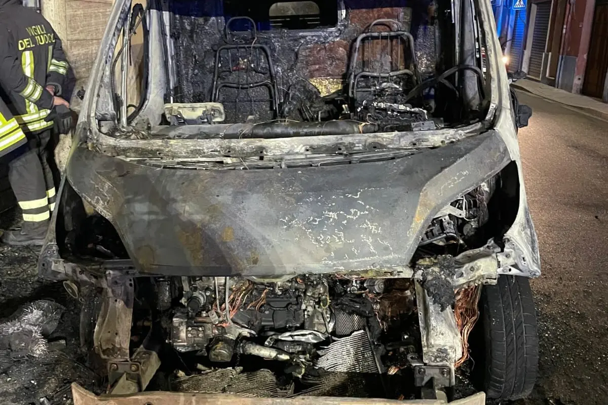 L'ambulanza distrutta dalle fiamme a Quartucciu