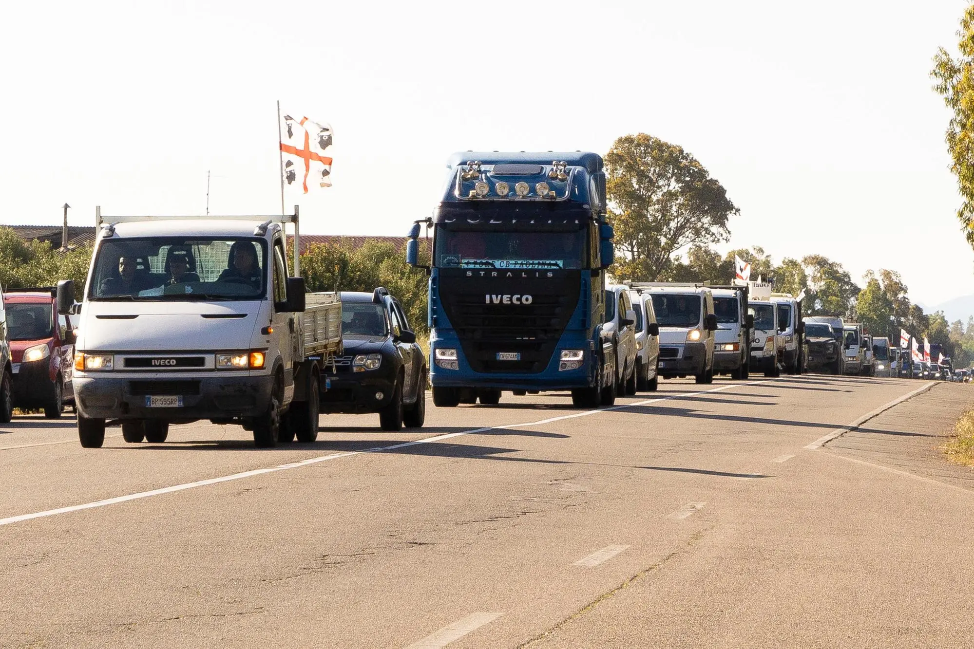 Il corteo sulla SS 195 verso Carbonia (Foto: Fabio Murru)