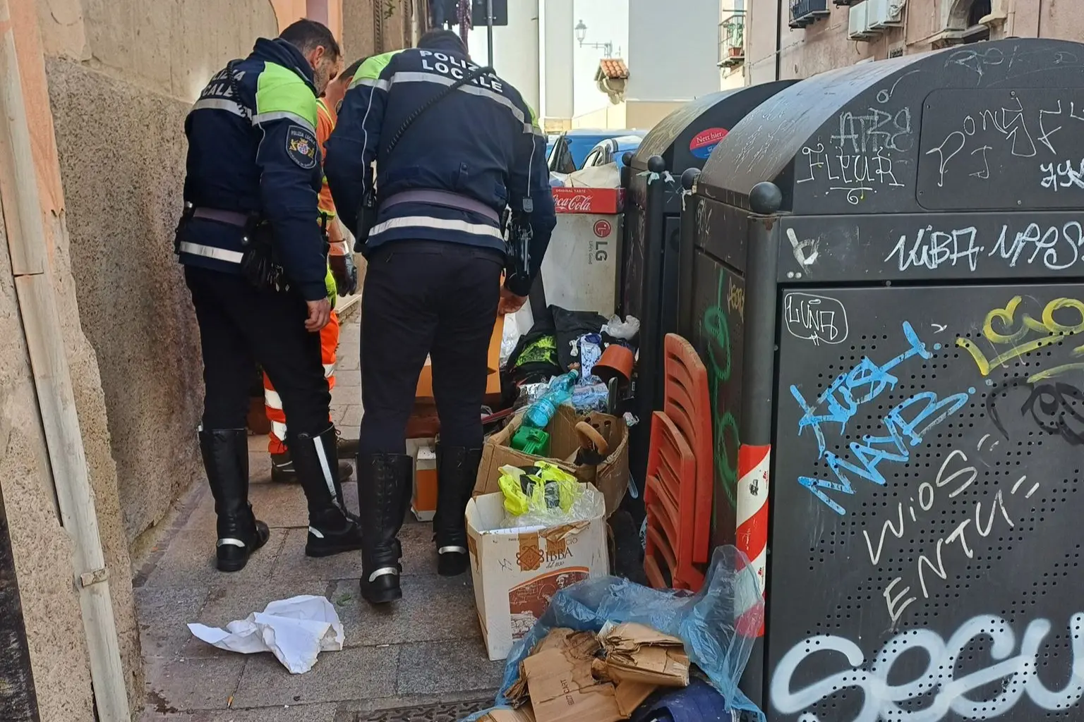 I rifiuti abbandonati alla Marina