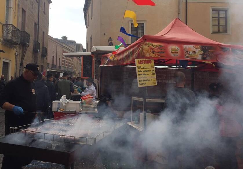 Sartiglia, in centro aprono 122 bancarelle