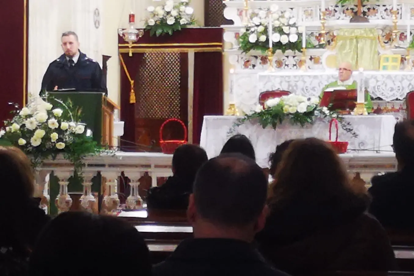 Il maresciallo Diego Maffei parla ai fedeli nella chiesa di Santa Barbara (foto Serreli)