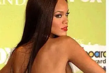 Pioniera del sideboob è stata Rihanna: la cantante ha lanciato il fenomeno trendy