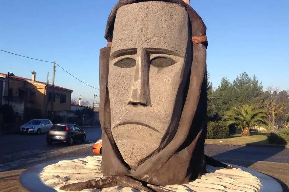 La maschera in pietra all'ingresso di Ottana