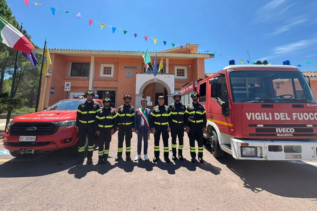 Il sindaco Eugenio Murgioni con i vigili del fuoco a Castiadas