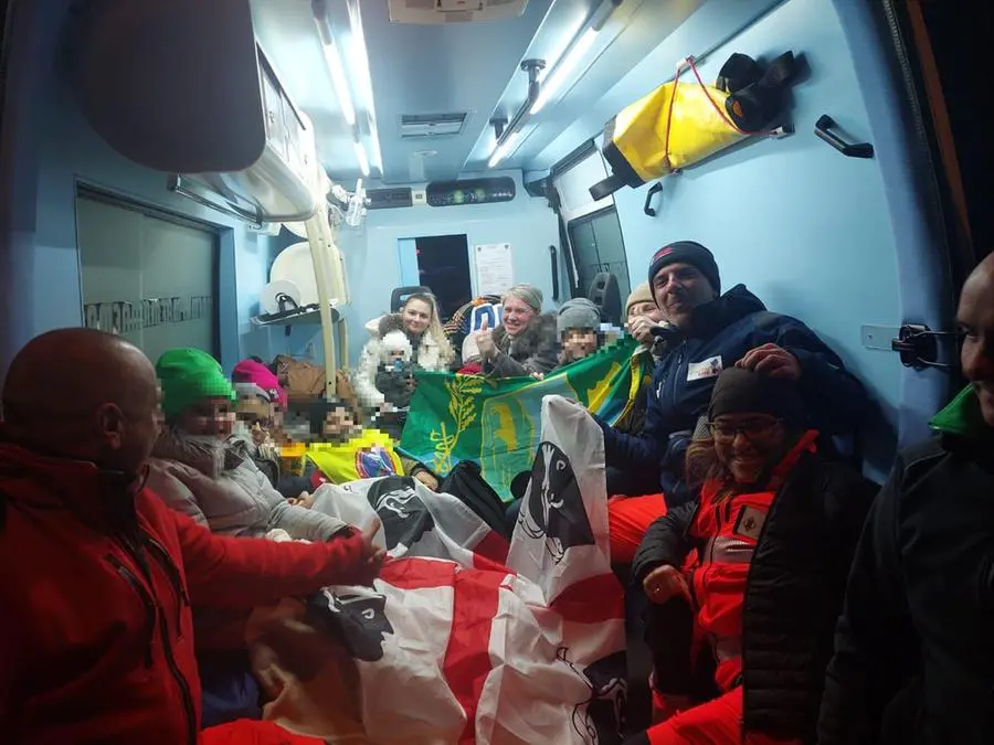 Un gruppo di profughi soccorsi da Anas Sardegna (da Facebook)