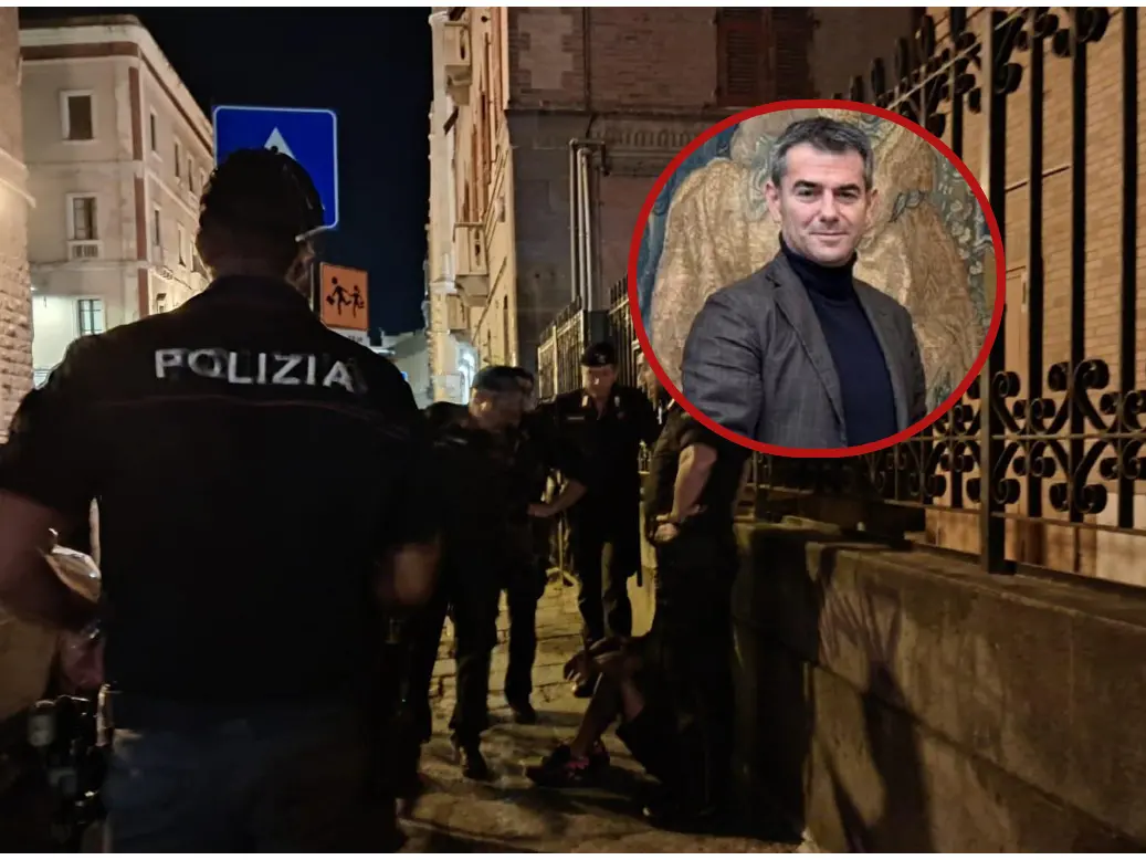 Polizia in piazza del Carmine, a destra il sindaco Massimo Zedda (Archivio L'Unione Sarda)