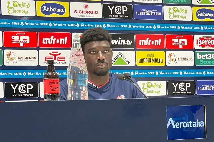 Michel Adopo in sala stampa dopo Cagliari-Milan (foto Spignesi)