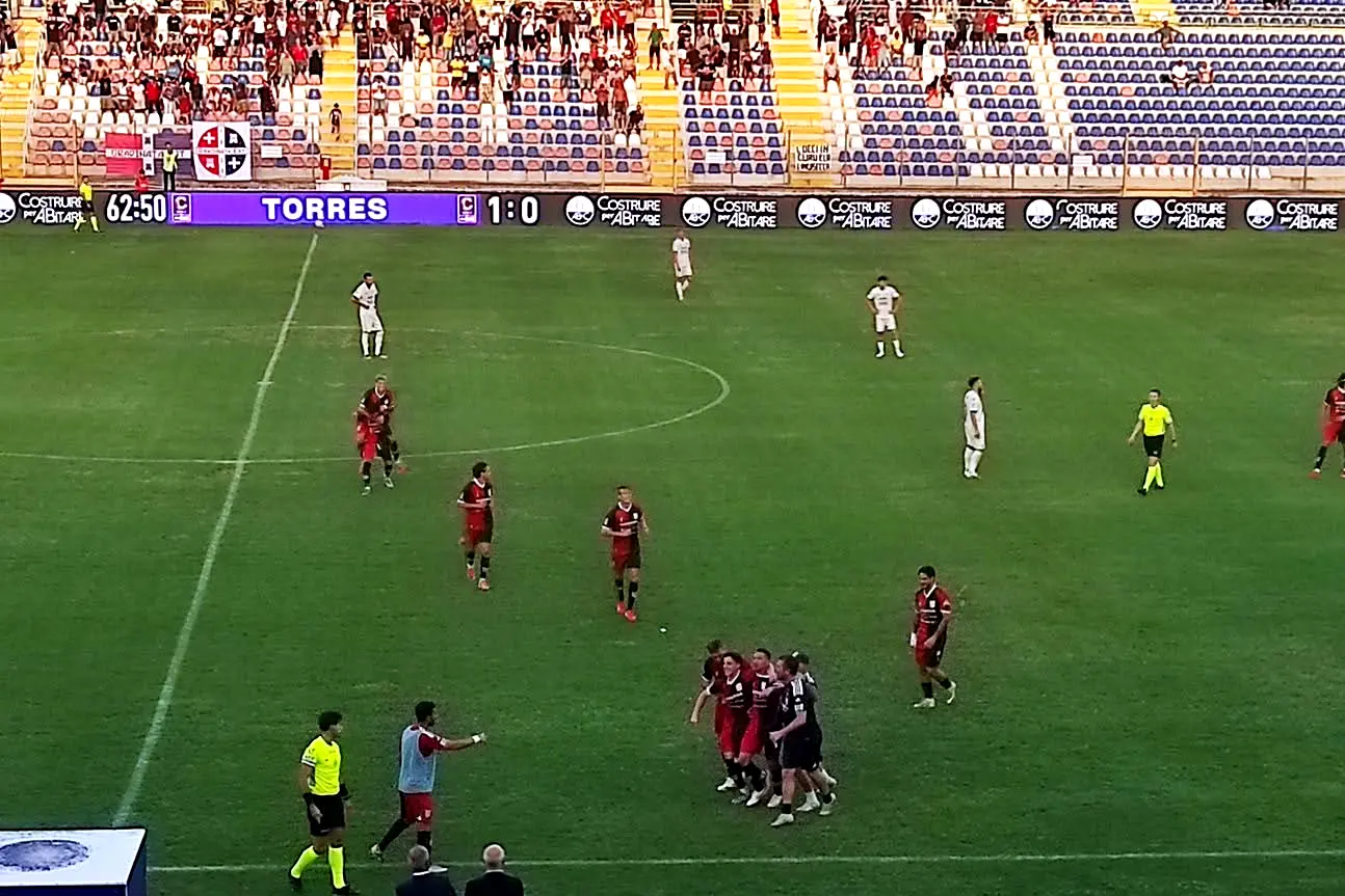 Carboni abbracciato dai compagni dopo il gol (foto G. Marras)