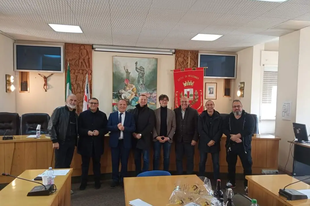 La giunta esecutiva Fondazione Trenino Verde e il sindaco di Macomer (foto Oggianu)