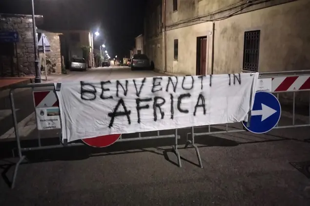 Lo striscione comparso a Villanovaforru