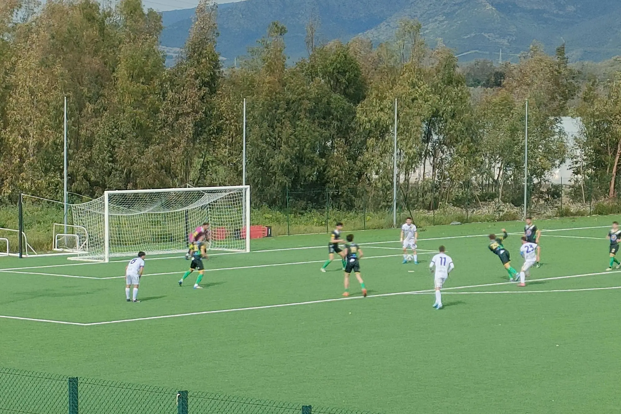 Una conclusione a rete di Luca Orrù (32 anni), capitano del Terralba, contro Uta (foto di Giacomo Pala)