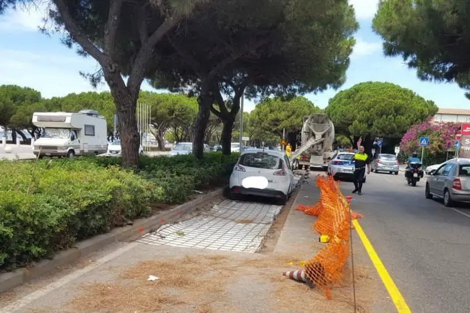 L'auto coinvolta nell'incidente (foto polizia municipale di Cagliari)
