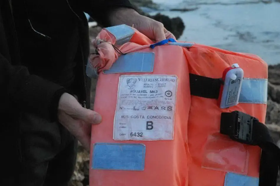 Il giubbotto salvagente ritrovato a Sa Mesa Longa
