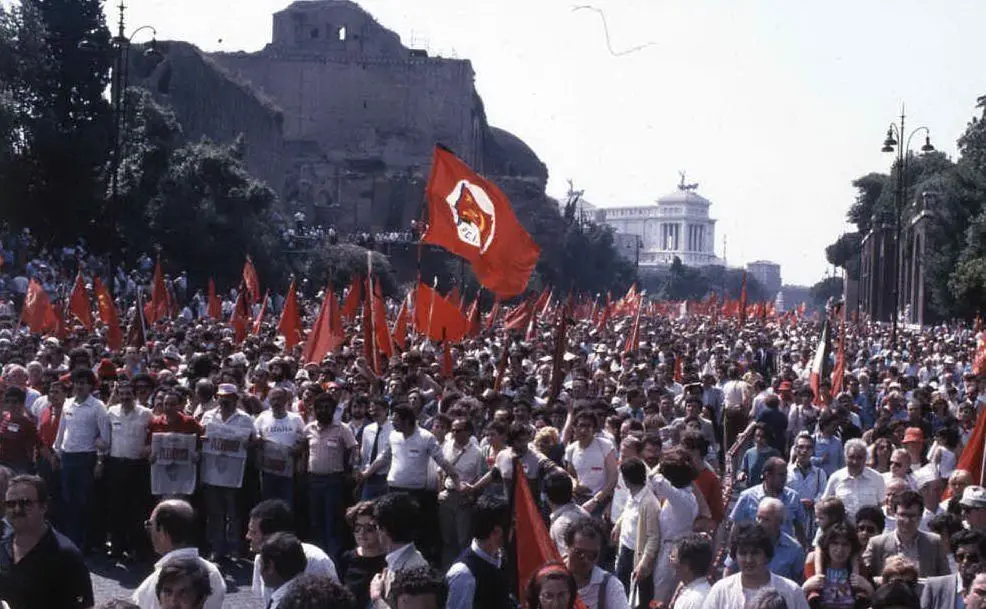 La folla ai funerali a Roma (Ansa)