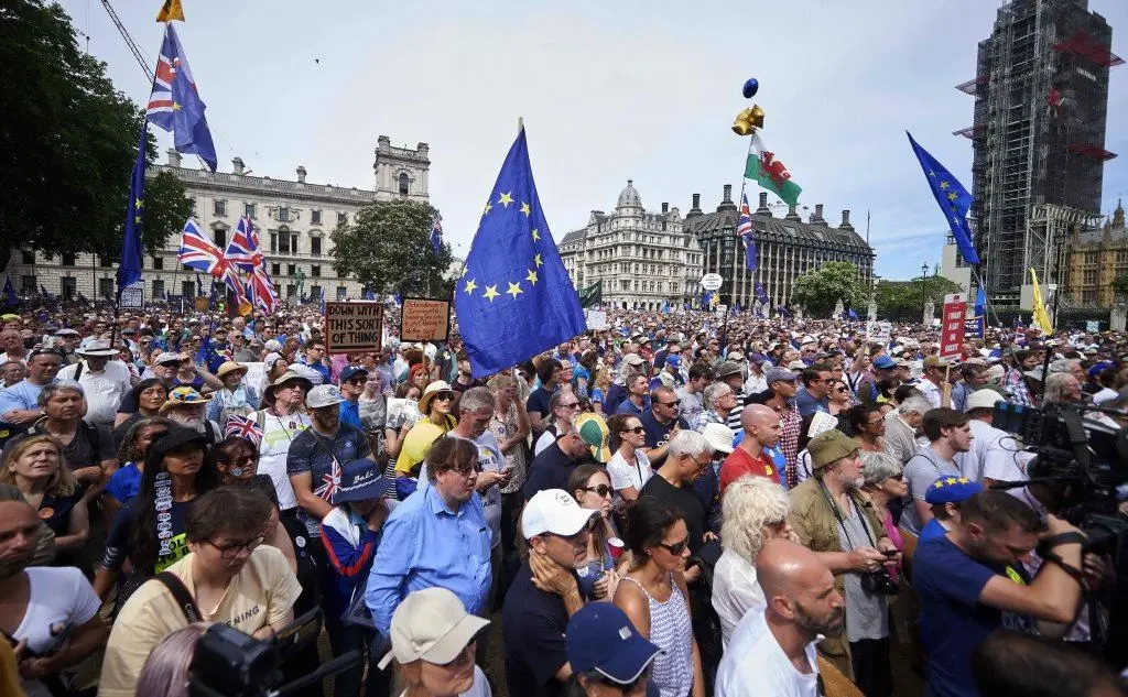 Decine di migliaia di inglesi hanno manifestato contro il divorzio