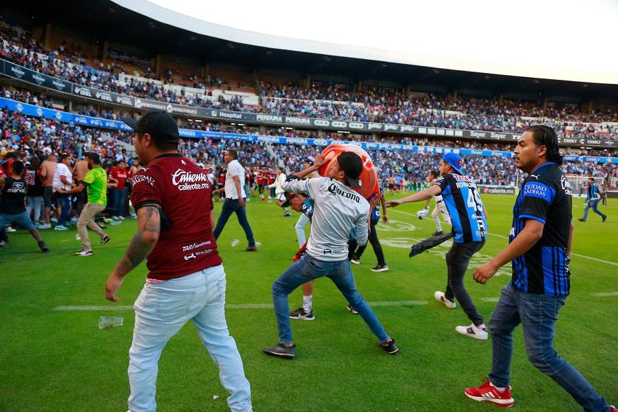 Follia allo stadio: maxi rissa tra tifosi, decine di feriti e calciatori in fuga