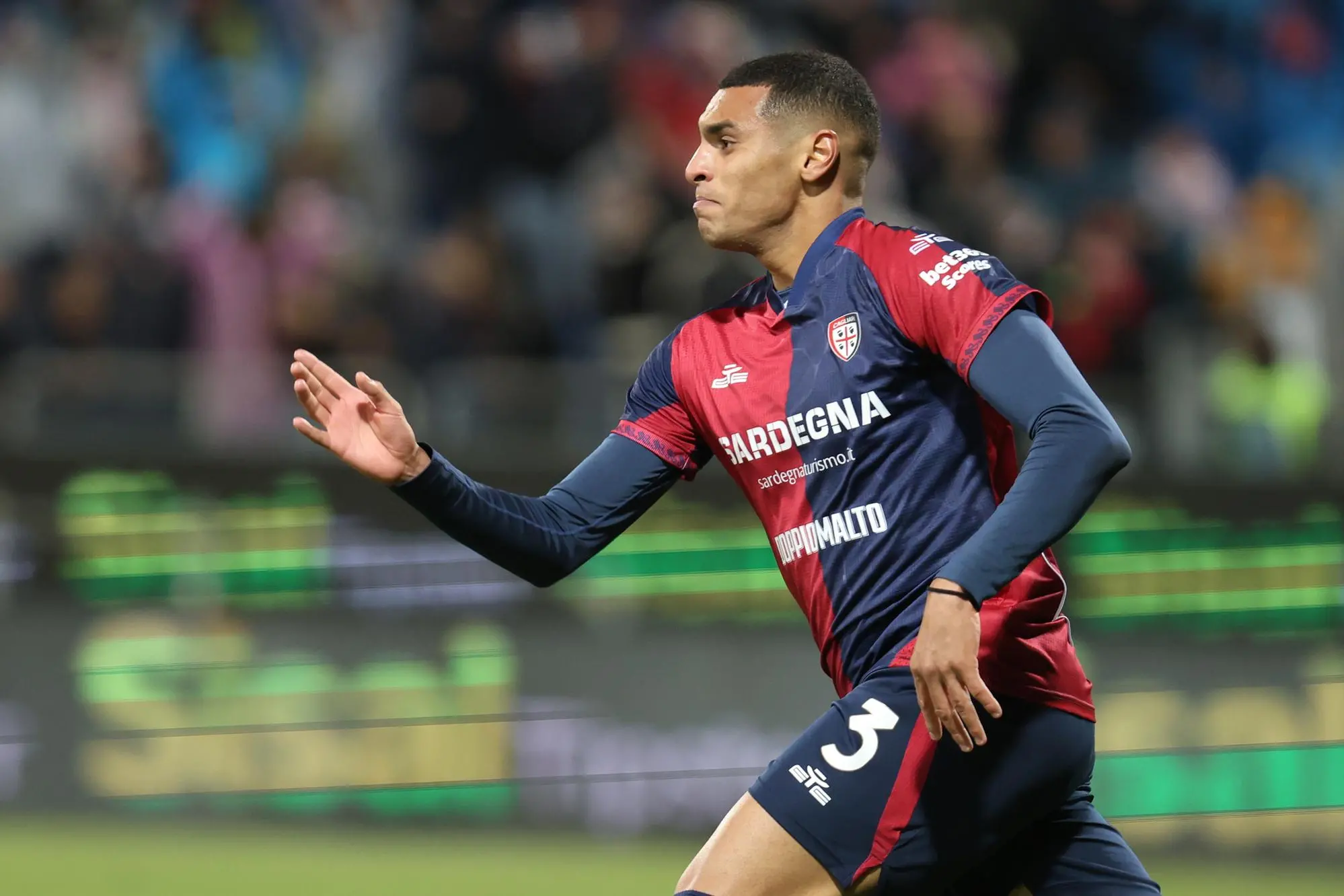 Riyad Idrissi esulta per il gol in Cagliari-Verona (foto Fabio Murru)