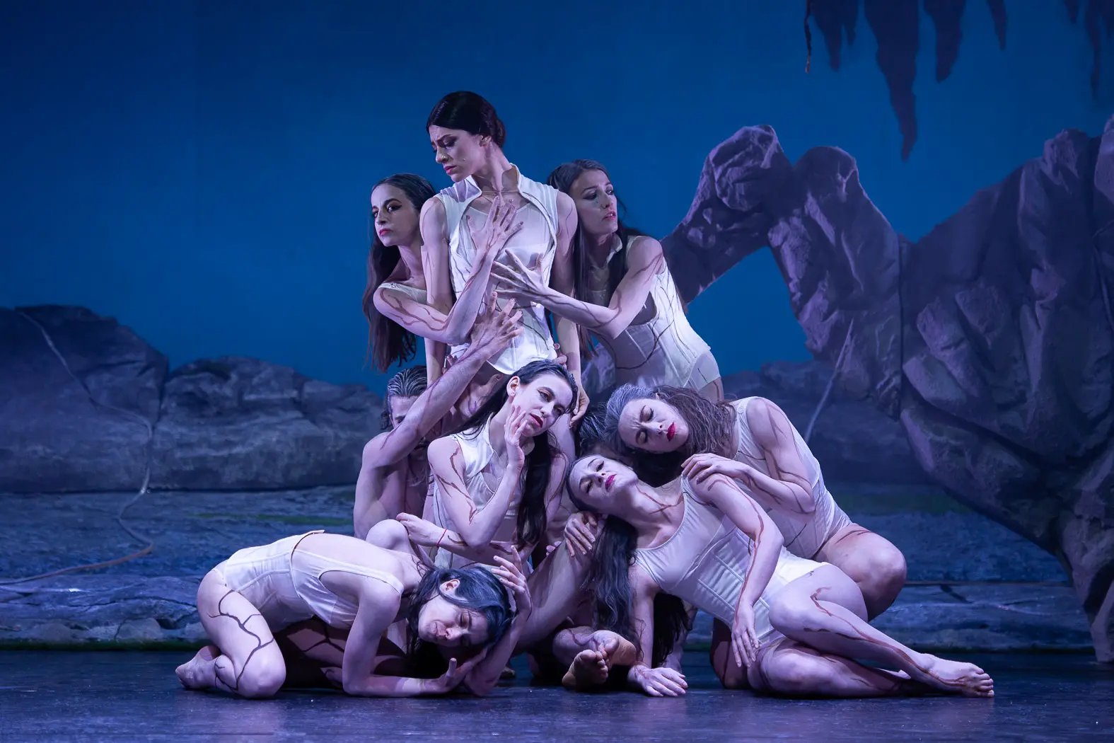 Il corpo di ballo dello spettacolo Giselle around Le Villi (foto Elisa Casula)