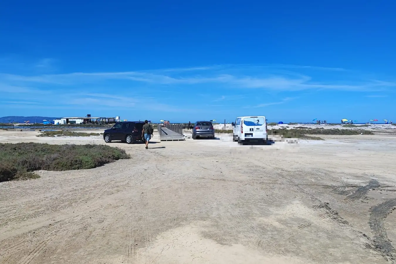 Stintino, le auto e il camioncino davanti Le Saline (foto Pala)