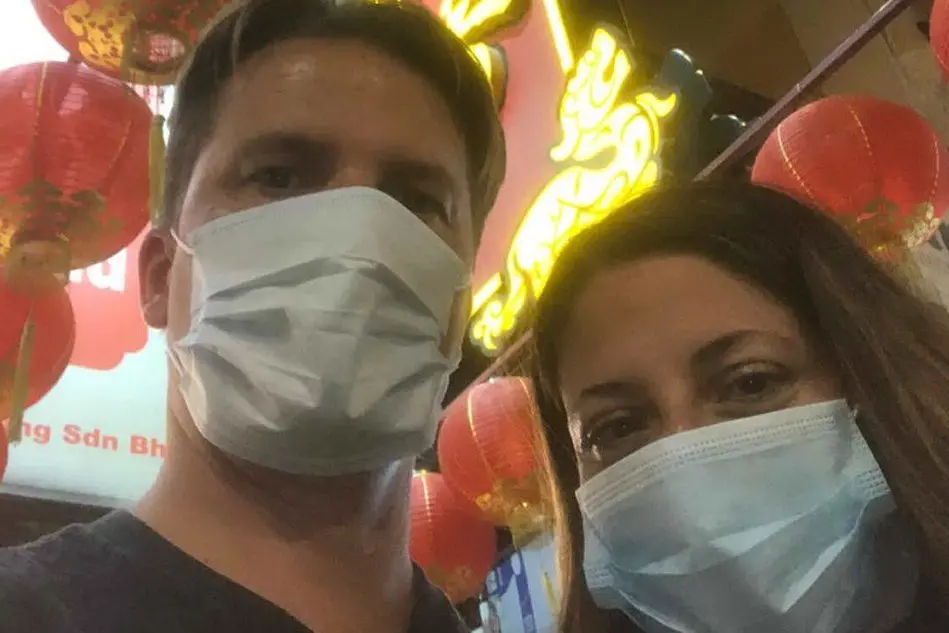 Luisa Pasella e il marito in Asia (foto inviata dalla lettrice)