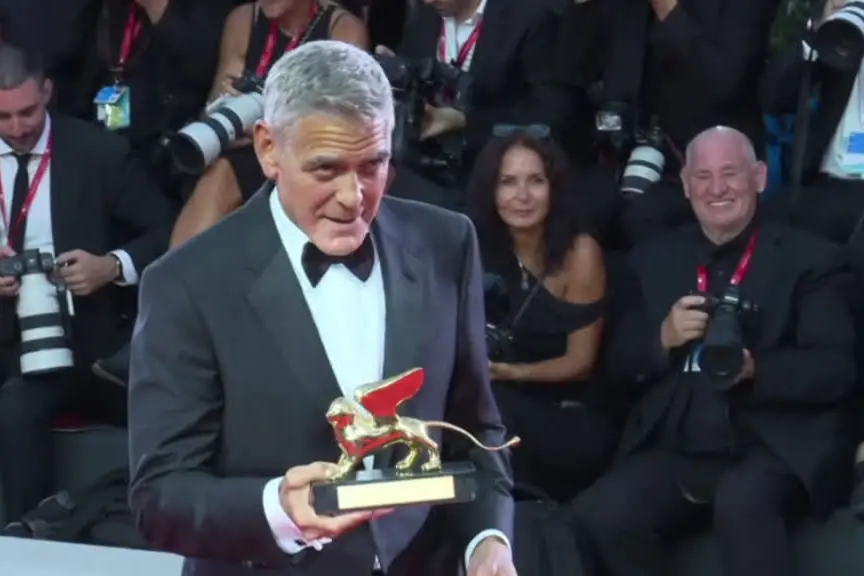 A Venezia il Leone d'oro a Clooney: il red carpet, i sorrisi, l'impegno