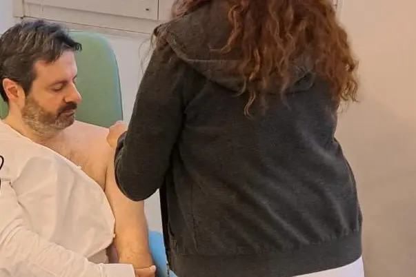 Un momento della vaccinazione del sindaco di Sassari Mascia (foto ufficio stampa)