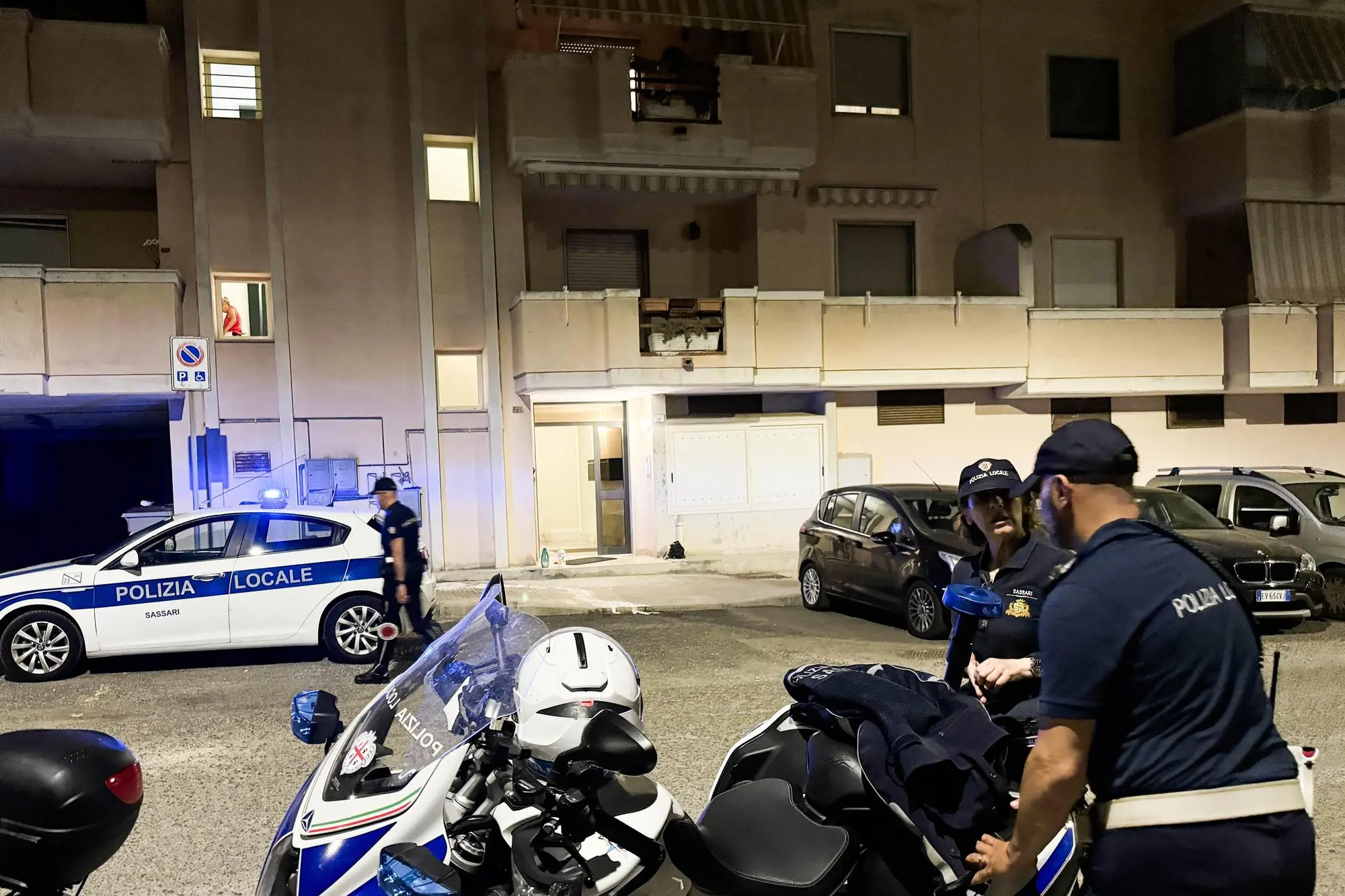 La Polizia locale davanti al palazzo della tragedia (foto Gloria Calvi)
