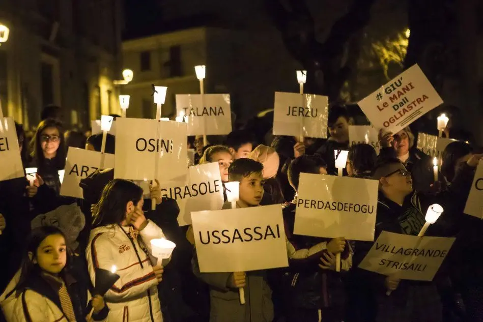 Fiaccolata contro il declassamento dell'ospedale di Lanusei