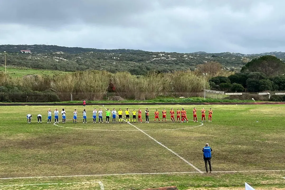 Santa Teresa in campo al Buoncammino prima di una gara di campionato (foto Giagnoni)