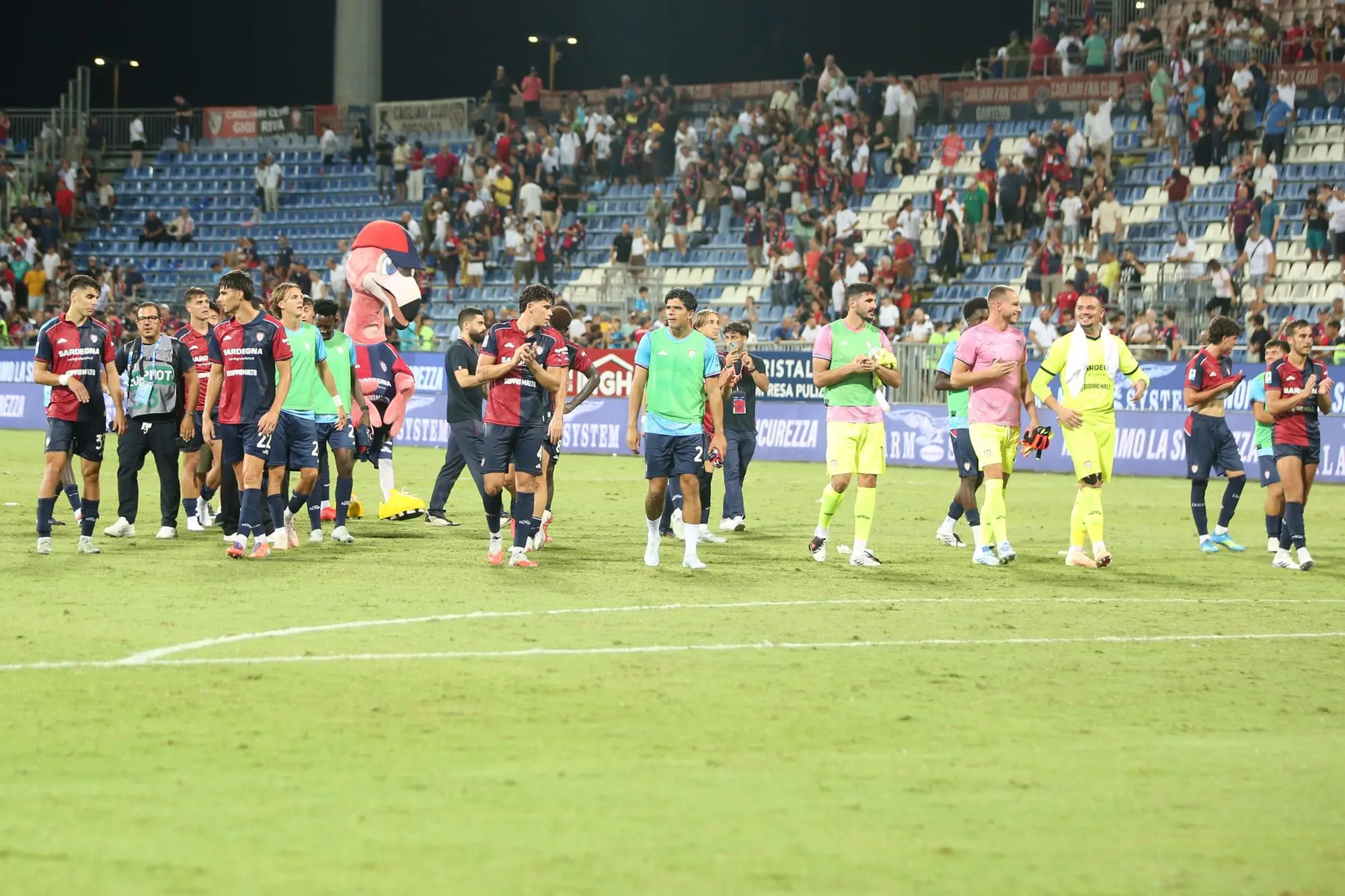 Il Cagliari esulta per la vittoria contro il Lecce (foto Ansa)