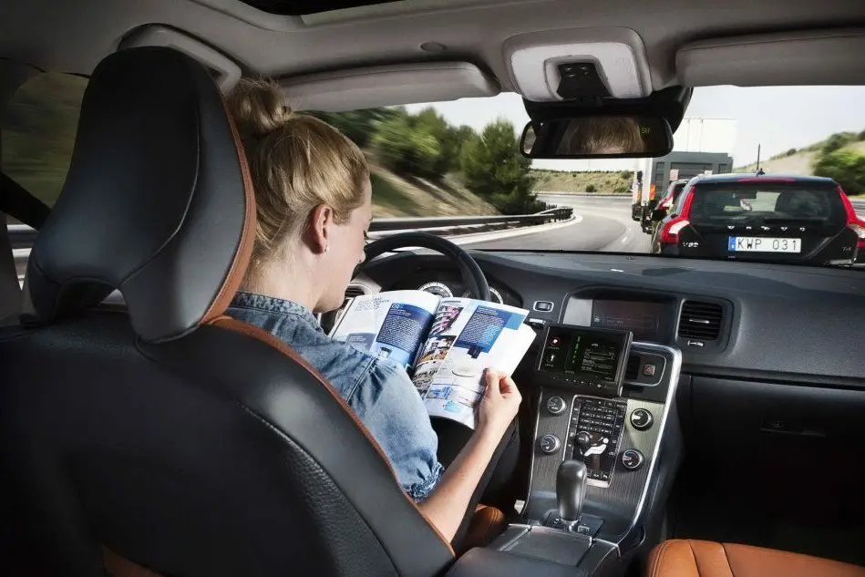 Un'auto a guida autonoma