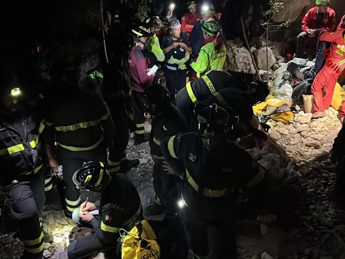 Speleologo intrappolato in una grotta nel Supramonte, corsa contro il tempo per salvarlo