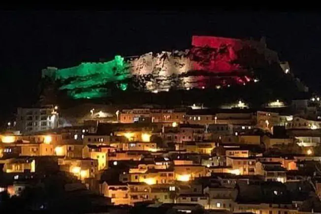 La roccia dei Doria illuminata dal tricolore (foto concessa dall'amministrazione)