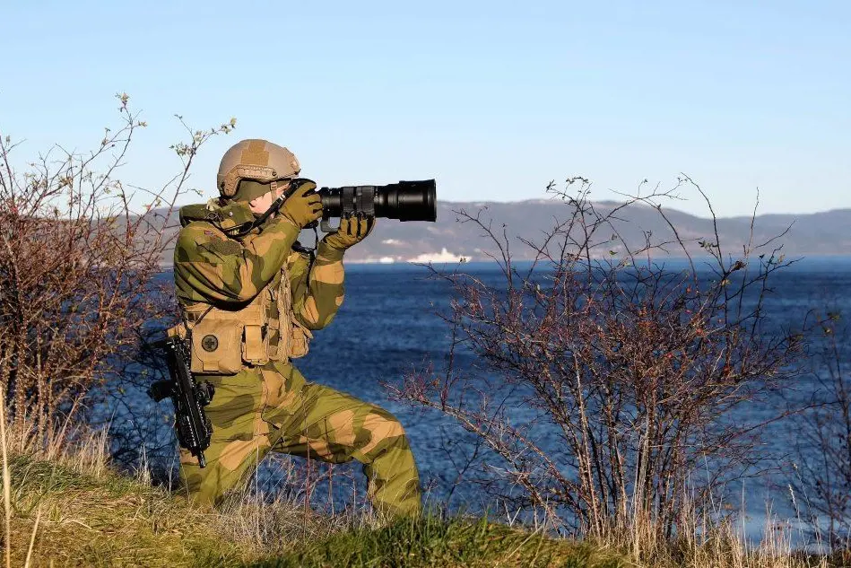Un fotografo riprende l'operazione militare "Trident Juncture" in corso in Norvegia (tutte le foto Ansa)