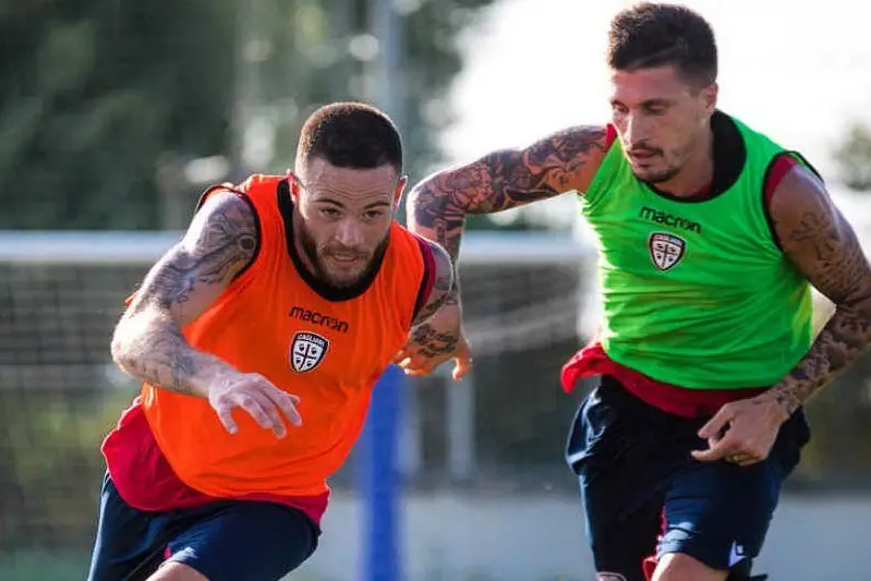 Un duello tra Nandez e Pisacane (foto Twitter Cagliari)