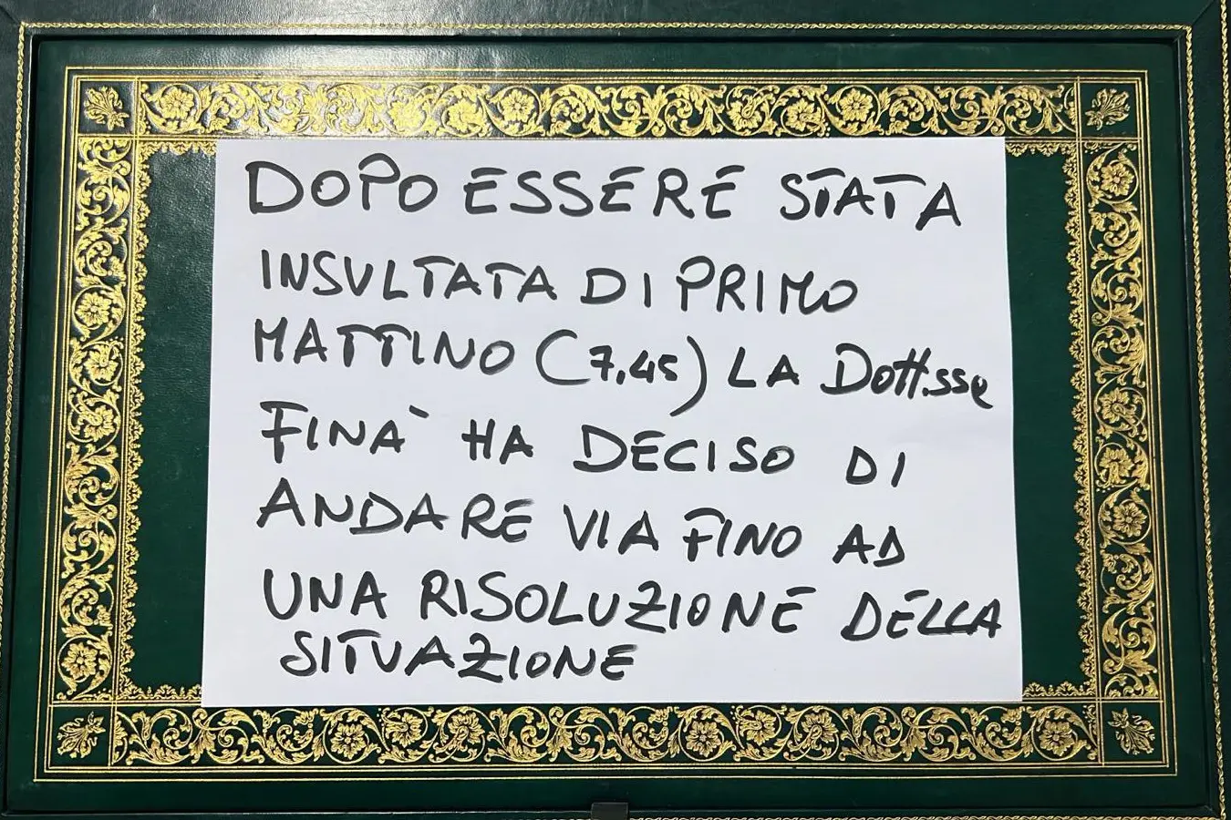 Il cartello affisso sulla porta dell'ambulatorio di Palau