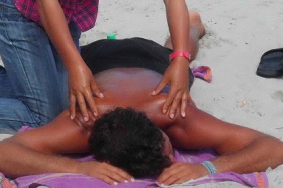 Un massaggio in spiaggia (Archivio L'Unione Sarda)