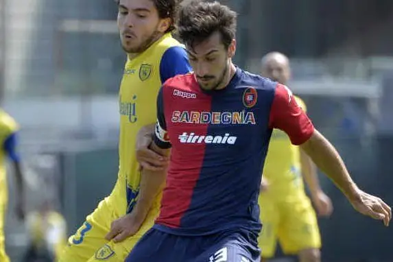 Astori con la maglia del Cagliari (Ansa)