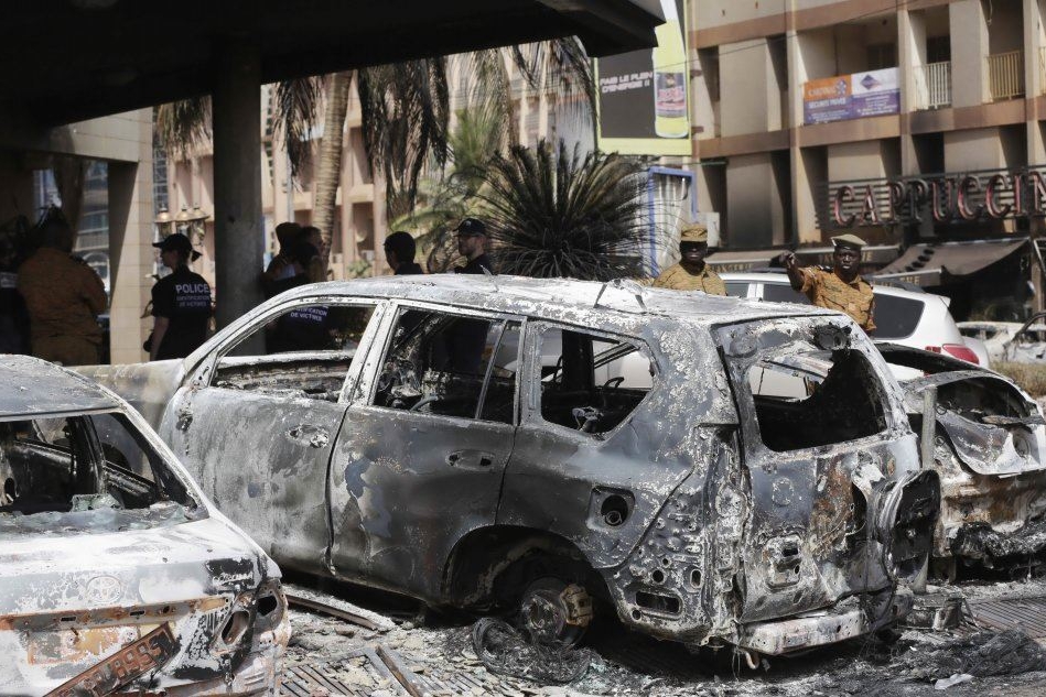 Auto bruciate dopo un attacco in Burkina Faso (Archivio L'Unione Sarda)