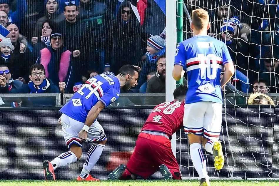 Fabio Quagliarella segna e va ad urlare in faccia a Cragno, brutto il gesto dell'attaccante (Ansa)