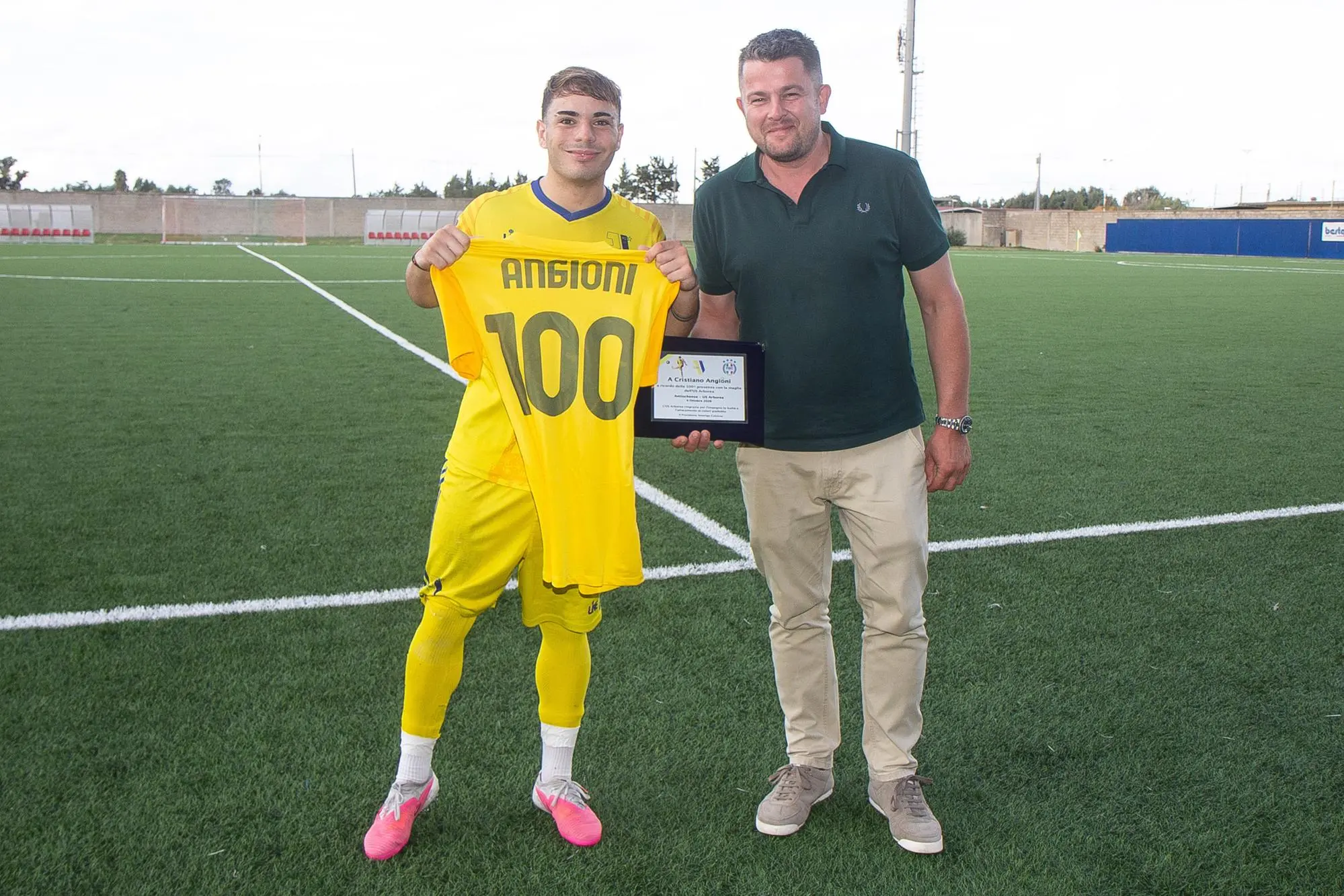 La consegna della maglia e della targa celebrativa da parte del presidente Colusso a Cristiano Angioni (19 anni) (foto di Virgilio Alfano)