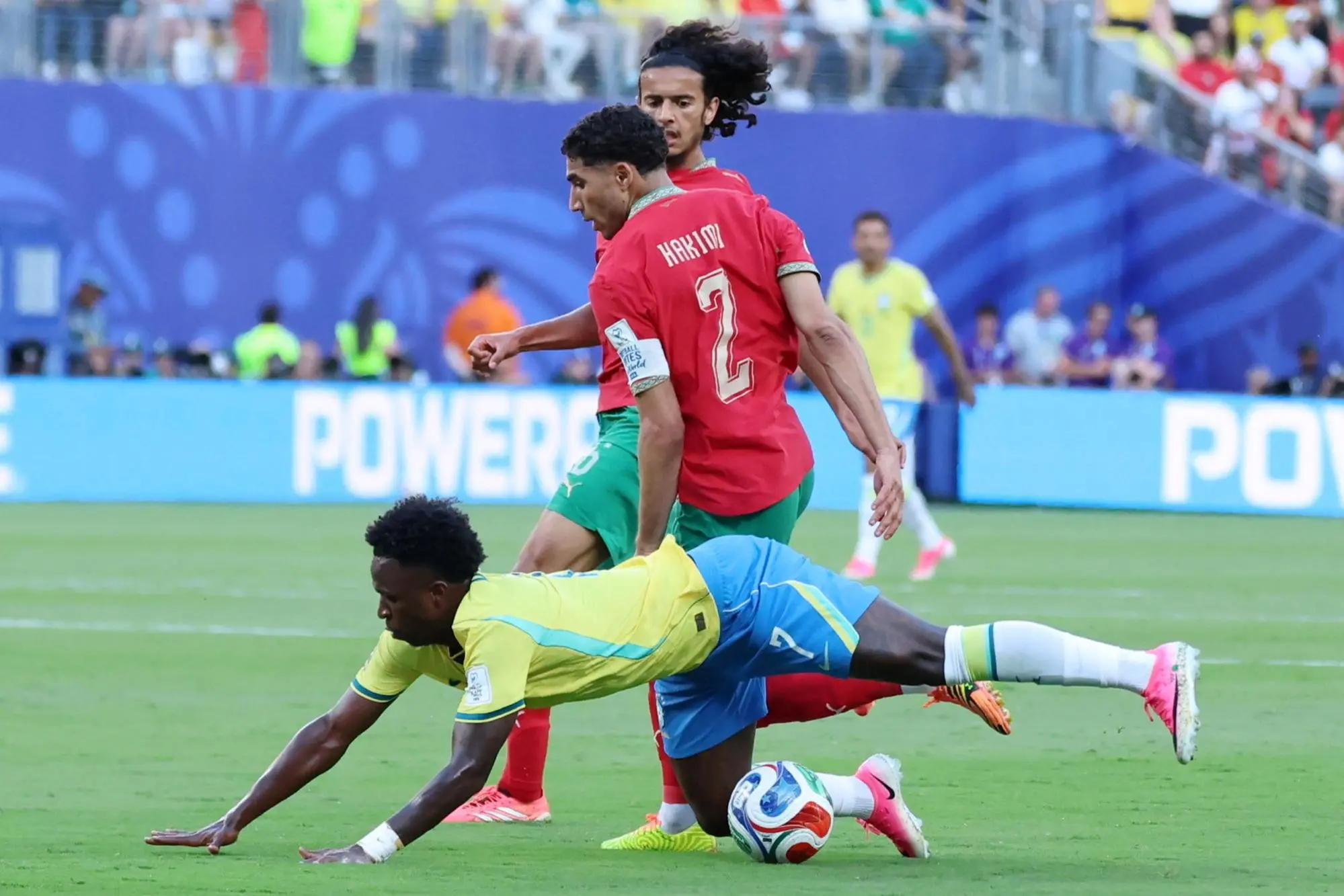 Un duello tra Vinicius Junior e Achraf Hakimi (Ansa-Epa)