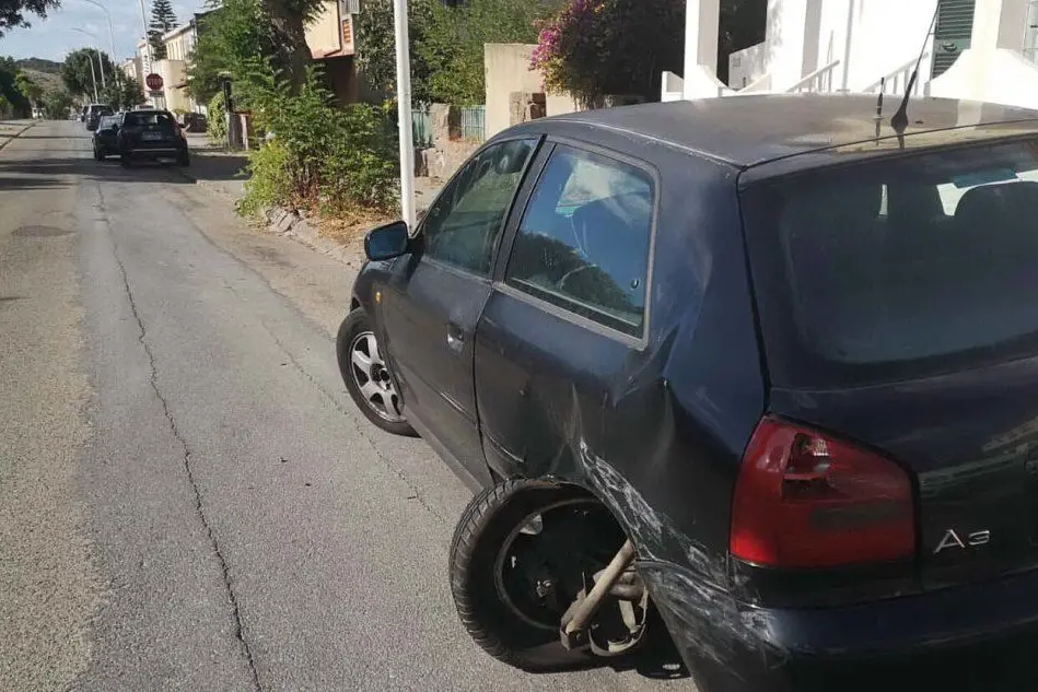 Una delle auto danneggiate (foto Scano)